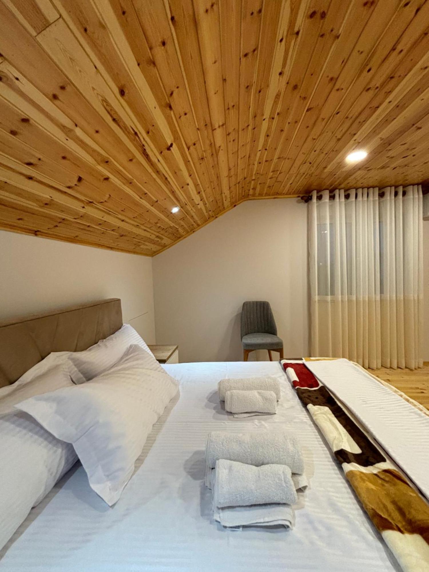 2bedroom Apartment,free Parking 06 *
